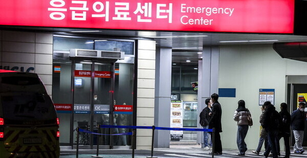 주요 병원 전공의들이 의대 정원 확대에 반발하며 근무를 중단하기 시작한 지난 20일 서울시내 한 대학병원 응급실 앞에서 시민들이 이동하고 있다. 사진=뉴시스