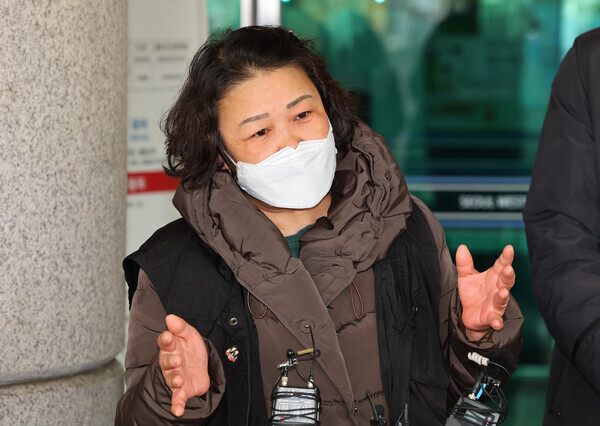 변순애 공공운수노조 연세세브란스병원분회장이 지난 14일 서울 용산구 서울서부지방법원에서 열린 신촌 세브란스병원 청소노동자 노조파괴 사건 관련 1심 선고공판을 마친 후 발언하고 있다. 이날 서울서부지법 형사6단독 김유미 판사는 노동조합법 위반 혐의를 받는 전 병원 사무국장 권모씨와 용역업체 태가비엠 부사장 이모씨에게 벌금 1600만원을 선고했다.  사진=뉴시스