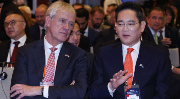 이재용 삼성전자 회장과 피터 베닝크 ASML 최고경영자(CEO)가 지난해 12월 한국-네덜란드 비즈니스 포럼에 앞서 대화하고 있다. 사진=뉴시스