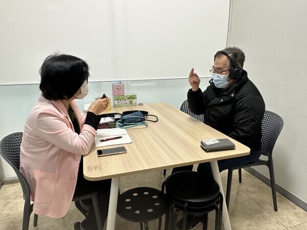 무선 청력 보조기기 착용 모습 및 착용한 어르신들 모습. 사진=영등포구