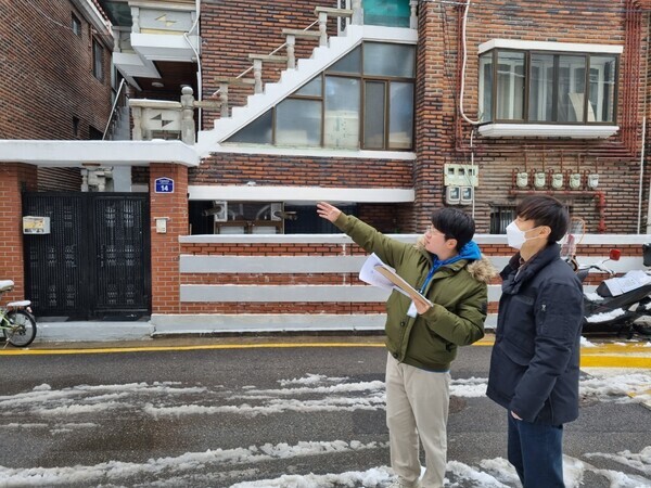 현장조사를 실시하고 있는 모습. 사진=영등포구
