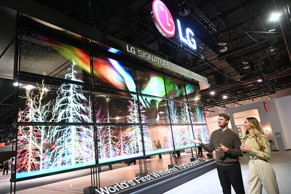 LG전자가 지난 1월 미국 라스베이거스에서 열린 'CES 2024'에서 'LG 시그니처 올레드 T' 15대로 구성된 미디어 아트를 전시해 투명 올레드 TV가 보여줄 새로운 시대를 연출했다. 사진=LG전자