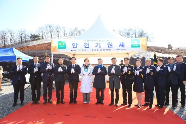26일 경기도 광명시 산127번지에서 열린 국립소방박물관 건립 안전기원제에 참가한 참석자들이 기념 촬영을 하고 있다. 사진=광명소방서