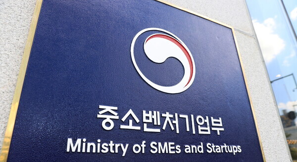 중소벤처기업부(이하 중기부)는 창업지원사업 패러다임 전환의 출발점이 될 2024년도 창업도약패키지 사업에 참여할 창업기업을 27일부터 모집한다고 밝혔다. 사진은 중소벤처기업부 현판. 사진= 뉴시스
