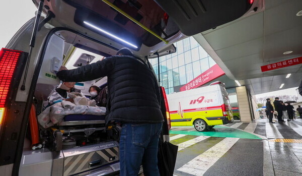 지난 21일 오후 서울 시내 한 대학병원 응급의료센터에서 한 환자가 구급차에서 대기하고 있는 모습. 사진=뉴시스