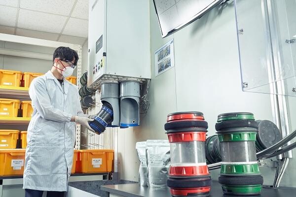 포스코퓨처엠 직원이 광양 양극재 공장 품질분석실에서 샘플 이송을 위해 캡슐을 보내는 모습. 사진=포스코퓨처엠