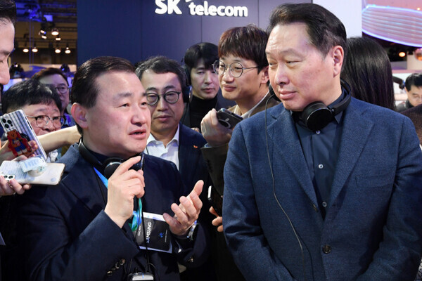 최태원 SK 회장(오른쪽)과 노태문 삼성전자 MX부문 사업부장(사장)이 'MWC 2024' 전시장 내 삼성전자 부스에서 30여분간 대화를 나누며 양사의 AI 사업 협력에 뜻을 모았다. 사진=뉴시스