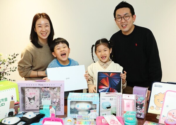 LG이노텍 직원 가족이 ‘초등학교 입학 선물’을 받아보며 즐거워하고 있다. 사진=LG이노텍