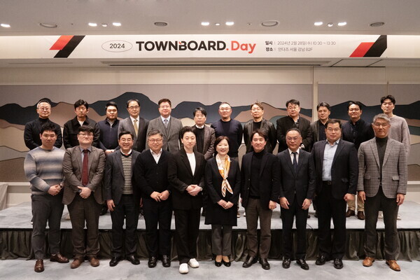 이선주 KTis 부사장(아랫줄 왼쪽에서 여섯 번째), 신정현 에프엔티홀딩스 대표(아랫줄 왼쪽에서 첫 번째), 한태웅 스페이스애드 부사장(아랫줄 왼쪽에서 다섯 번째), 박평권 나스미디어 대표(아랫줄 왼쪽에서 일곱 번째), 황민선 KT 광고사업담당 상무(아랫줄 왼쪽에서 아홉 번째)가 '타운보드 데이'를 기념해 단체사진을 촬영하고 있다. 사진=KTis