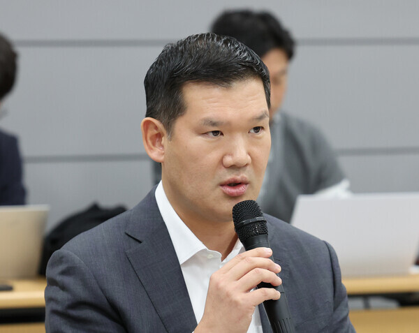 GS건설이 ‘인천 검단신도시 아파트 주차장 붕괴 사고’ 여파로 최대 위기를 맞은 가운데 허윤홍 GS건설 사장이 직원들과 스키를 타거나 배구를 관람하는 등 소통 행보를 이어가 비판의 대상이 되고 있다. 사진은 인사말하는 허윤홍 CEO의 모습. 사진=뉴시스