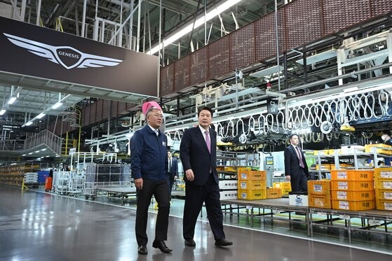 현대자동차 울산공장에서 윤석열 대통령이 정의선 현대자동차그룹 회장의 안내를 받으며 내부를 둘러보고 있다.  사진=대통령실