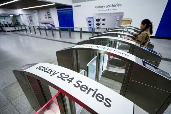 '갤럭시 S24'와 '갤럭시 AI' 이미지로 랩핑된 말레이시아 쿠알라룸푸르 'TRX 삼성 갤럭시역' 모습. 사진=삼성전자