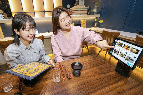 KT가 차세대 디자인을 적용한 프리미엄 '하이오더2' 단말기를 출시했다.  사진은 하이오더2 단말을 통해 주문하는 모습. 사진=KT