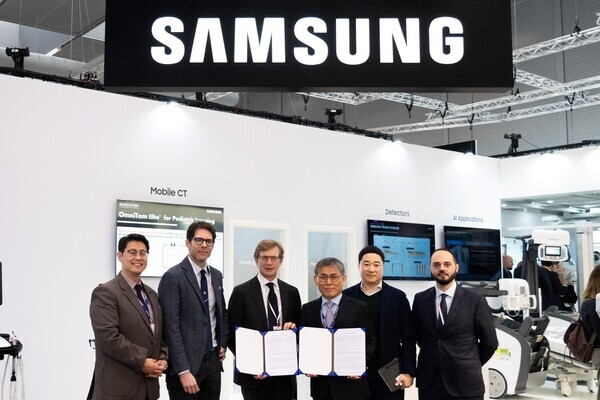 풀비오 레놀디 브라코이미징 대표(왼쪽 세 번째)와 김용관 삼성메디슨 대표(왼쪽 네 번째). 사진=삼성메디슨