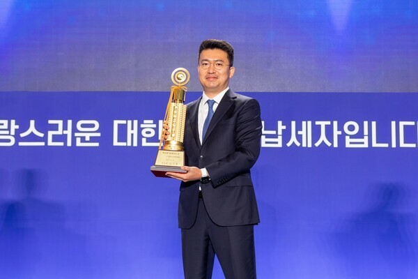 이국환 우아한형제들 대표가 4일 서울 동대문디자인플라자(DDP)에서 열린 제58회 납세자의 날 기념식에서 '고액 납세의 탑'을 받고 기념 사진을 촬영하고 있다. 사진=우아한형제들