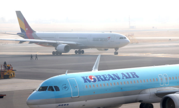 김포국제공항 활주로에 대한항공과 아시아나항공의 항공기가 오가고 있다. 사진=뉴시스