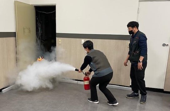 소화기로 화재를 진압하는 모습.사진=영등포구