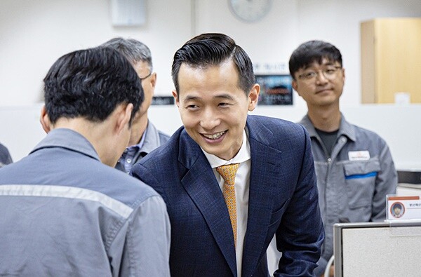 김동관 한화그룹 부회장은 한화오션이 지난해 5월 23일 공식 출범하자 거제사업장부터 챙겼다. 보름 만인 6월 7일 거제사업장을 방문해 임직원들과 인사를 나누며 각별한 애정을 보여줬다. 사진=한화