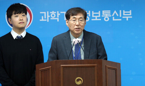 KAIST PIM반도체 연구센터와 인공지능 반도체 대학원 유희준 교수팀이 0.4초 초고속으로 거대 언어 모델을 처리할 수 있는 인공지능 반도체인 ‘상보형-트랜스포머’를 개발했다. 사진은  유회준 한국과학기술원(KAIST) 교수가 지난해 3월 14일 국내 최초로 DRAM 메모리 셀 내부에 직접 연산기를 집적해 인공지능 연산을 수행하는 PIM 반도체인 '다이나플라지아'를 개발했다고 발표하는 모습. 사진= 뉴시스