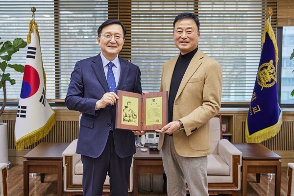 이기형 그래디언트 대표가 총장접견실에서 유홍림 서울대 총장에게 감사패를 전달받고 있다. 사진=그래디언트