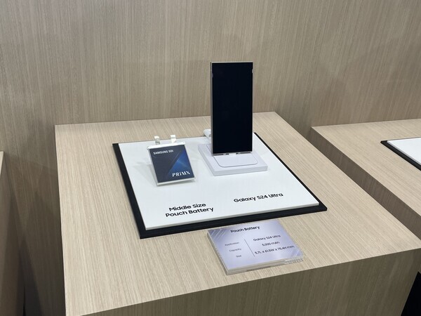 삼성 갤럭시S24 울트라에 탑재되는 중형 파우치 배터리. 사진=김정후 기자