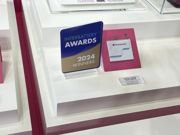 인터배터리 어워즈에서 종합 최고 혁신상을 수상한 염가형 노트북용 파우치 배터리. 사진=김정후 기자