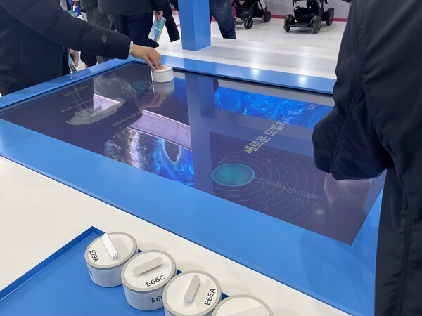 관람객들이 LG에너지솔루션 배터리들의 정보를 확인할 수 있는 대형 스크린을 이용하고 있다. 사진=김정후 기자