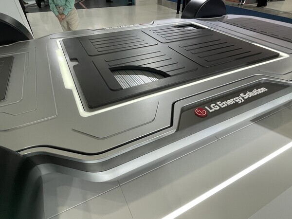 LG에너지솔루션의 셀투팩 기술이 적용된 전기차 모형. 사진=김정후 기자