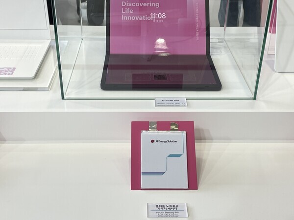 LG에너지솔루션의 폴더블 노트북용 파우치 배터리. 사진=김정후 기자