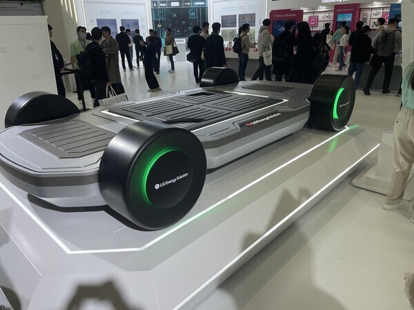LG에너지솔루션의 셀투팩 기술이 적용된 전기차 모형. 사진=김정후 기자