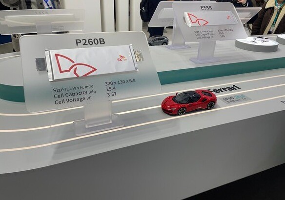 왼쪽부터 SK온의 P260B·E556 배터리. P260B 오른편에 배터리가 탑재되는 페라리 전기차가 보인다. 사진=김정후 기자