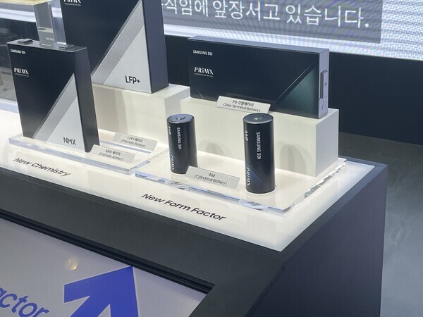 '인터배터리 2024'에 전시된 삼성SDI의 46파이 원통형 배터리 모형. 두 종의 높이에서 차이가 난다. 사진=김정후 기자