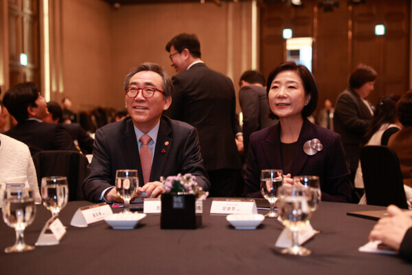 오영주 중소벤처기업부 장관(오른쪽)과 조태열 외교장관. 사진=중소벤처기업부