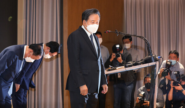 지난 2022년 10월 허영인 SPC그룹 회장(가운데)을 비롯한 계열사 대표자들이 서울 양재동 SPC 본사에서 계열사 SPL 제빵공장 사망사고와 관련, 대국민 사과 기자회견을 하고 있는 모습. 사진=뉴시스