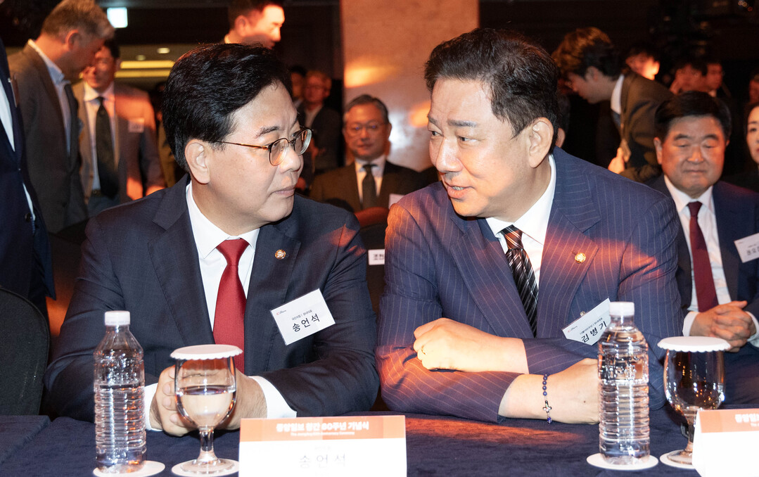 좁혀지는 정당 지지도…與 44.1%·...