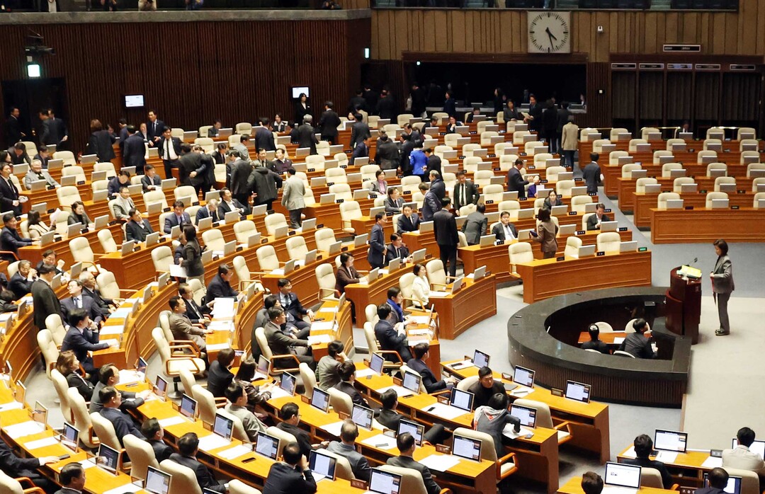 쟁점 법안 충돌, 본회의 멈추다…62...